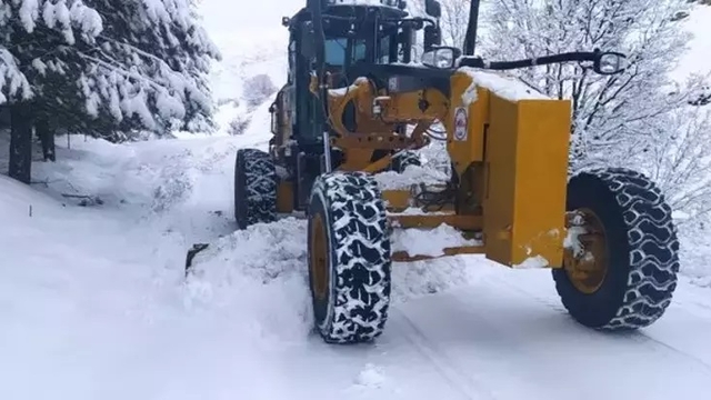 Elazığ'da kardan kapanan 54 köy yolu, ulaşıma açıldı