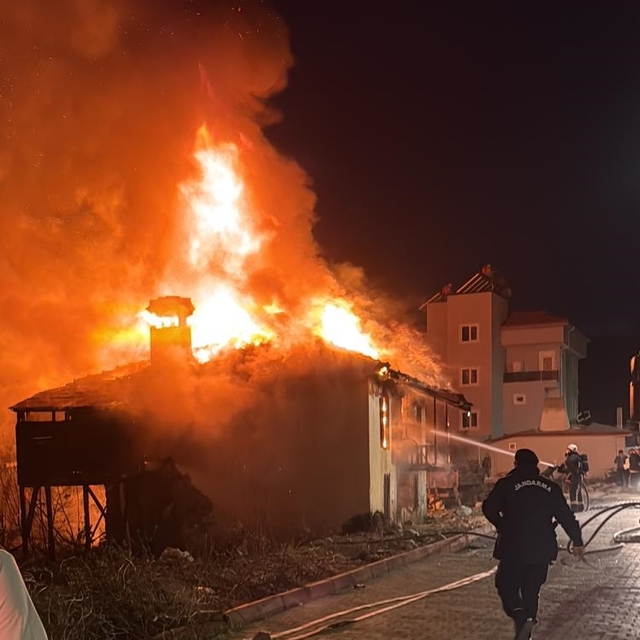 Antalya'da bir evde çıkan yangın hasara neden oldu