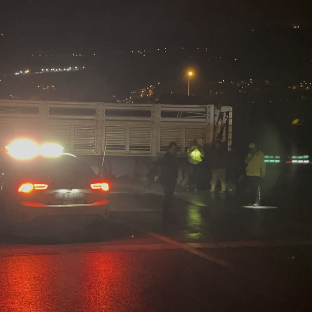 Samsun-Ordu kara yolu kaza yapan tır nedeniyle 1,5 saat ulaşıma kapandı