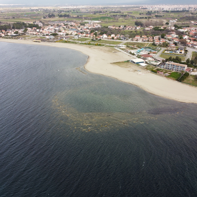 Kuzey Ege'de denizin çekilmesiyle 2 bin 500 yıllık limanın kalıntıları orta...