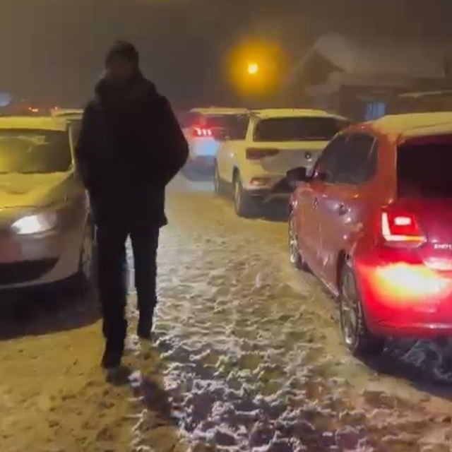 Kartepe Kayak Merkezi yolunda kar ve kazalar nedeniyle uzun araç kuyruğu ol...