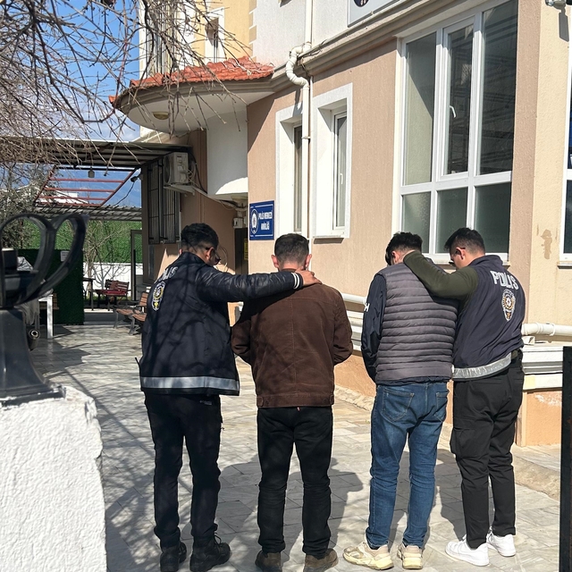 Muğla'da iki aracı kundakladıkları iddiasıyla yakalanan 2 şüpheli tutukland...