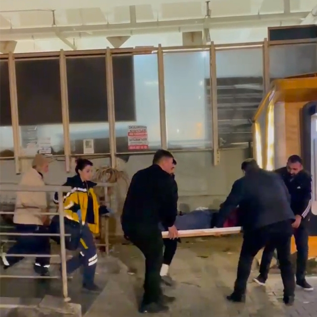 İzmir'de pazarcı iki grup arasında silahlı yer anlaşmazlığı kavgası: 6 yara...