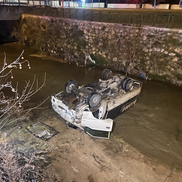 Bursa'da dereye düşen kamyonetin sürücüsü yaralandı