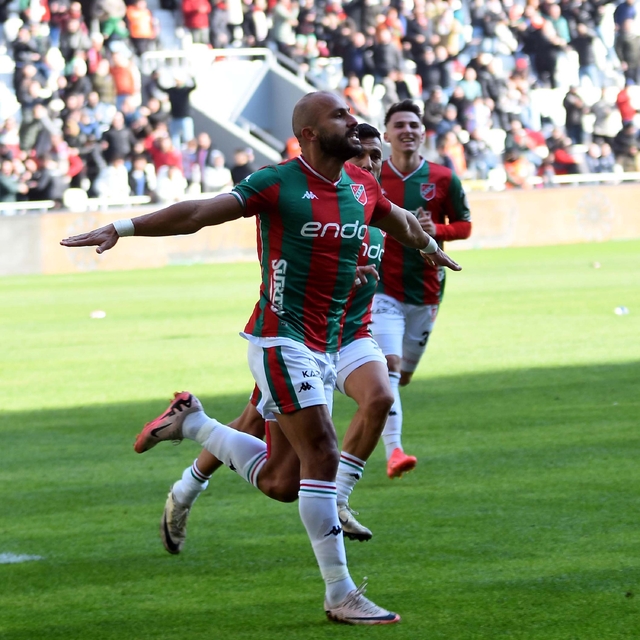 Karşıyaka yarışı bırakmıyor