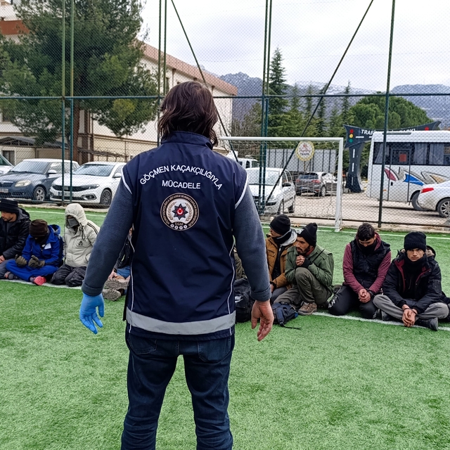 Kaçak göçmen taşıyan TIR  şoförü tutuklandı
