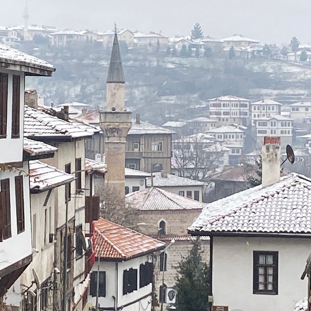 Safranbolu'nun tarihi konakları beyaza büründü