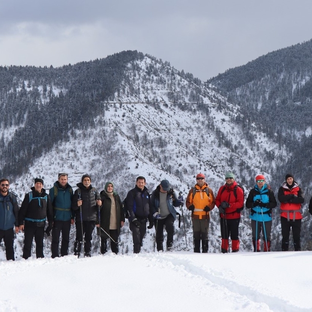 Zorlu yürüyüşü halay çekip, kar topu oynayarak zevke dönüştürdüler