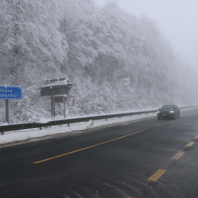 Bolu Dağı'nda hafif kar ve sis