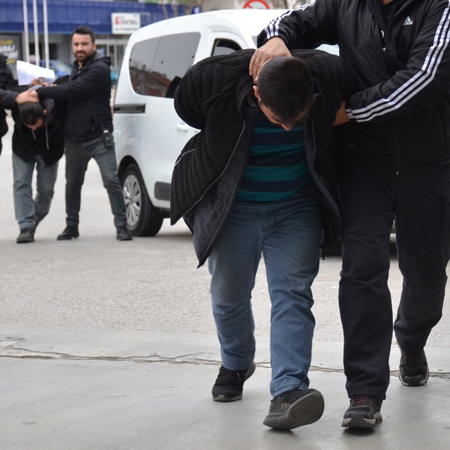 Konya'da hububat silosundan 250 ton arpa çaldığı öne sürülen 3 şüpheli yaka...