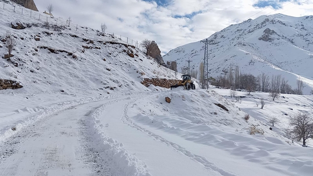 Elazığ ve Şırnak'ta 19 yerleşim yerine ulaşım sağlanamıyor