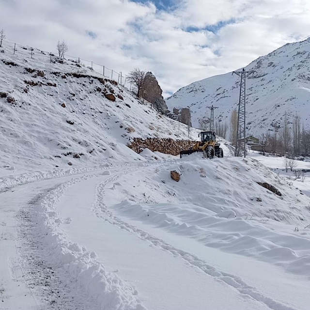 Elazığ ve Şırnak'ta 19 yerleşim yerine ulaşım sağlanamıyor