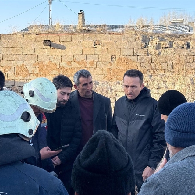 Kaymakam Süleyman Bakan, yangında evleri hasar gören aileyi ziyaret etti