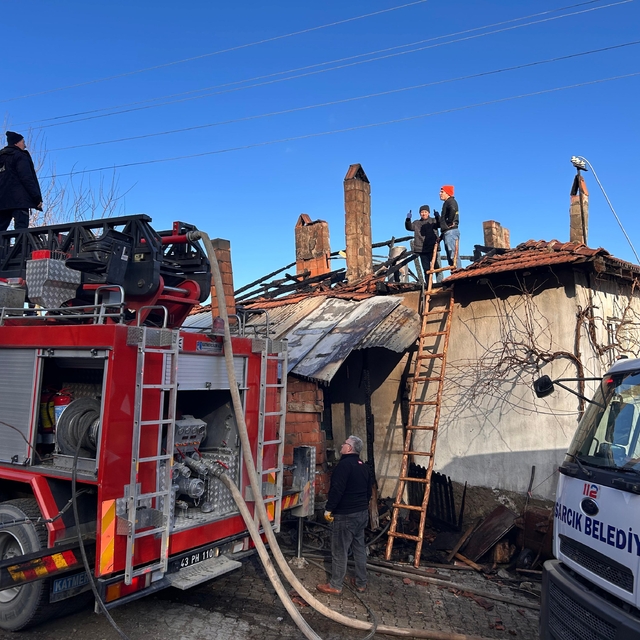 Kütahya'da iki katlı evde çıkan yangın söndürüldü