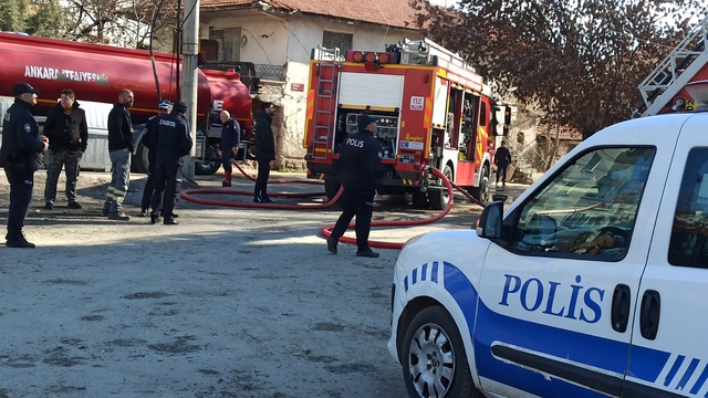 Kahramankazan'da 7 katlı binanın çatısında çıkan yangın söndürüldü