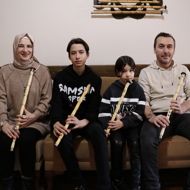 Ney üflemeyi öğrenen aile birlikte sahne alacakları günün hayalini kuruyor