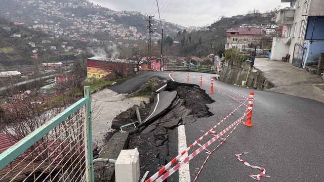 Zonguldak'ta heyelan nedeniyle mahalle yolunun bir kısmı çöktü