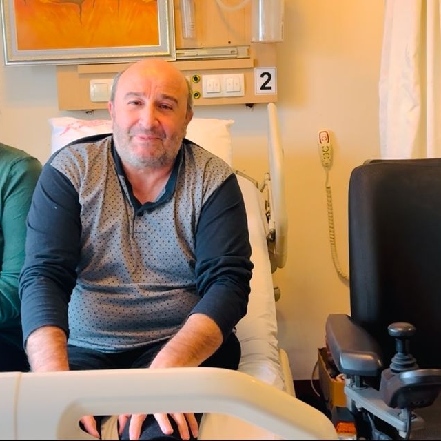 Mardin Valisi Akkoyun'dan bedensel engelli depremzedeye akülü tekerlekli sa...