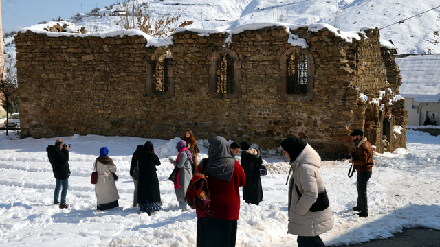 Muş'ta fotoğrafçılık kursiyerleri, tarihi mekanları ve donan şelaleleri görüntüledi