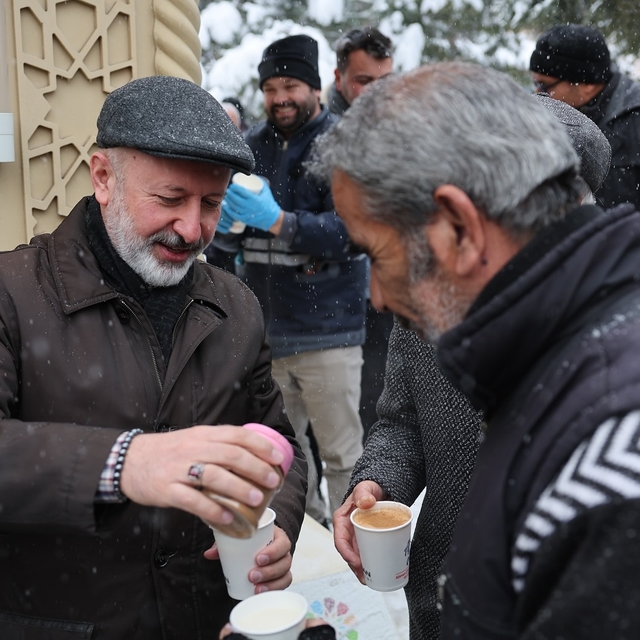 Kocasinan Belediye Başkanı Çolakbayrakdar, vatandaşlara salep ikram etti