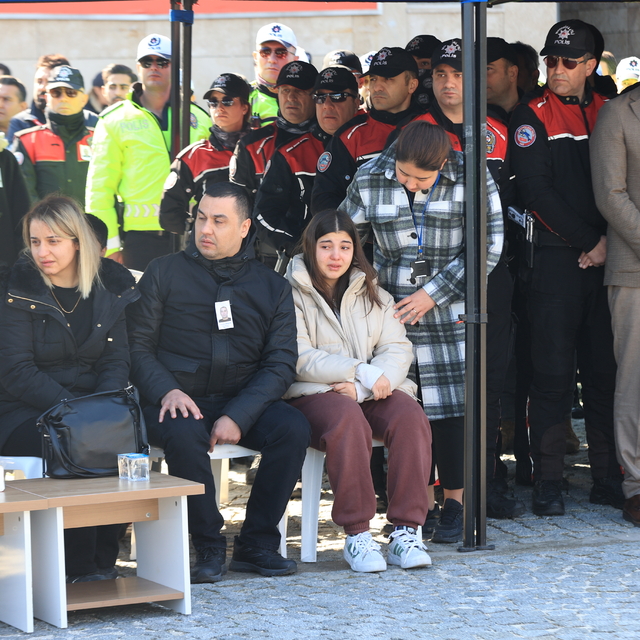 Antalya'da trafik kazasında yaşamını yitiren polis memuru için tören düzenl...