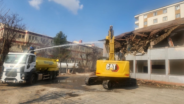 Siirt'te metruk haldeki okul binasının belediye ekiplerince yıkımına başlandı