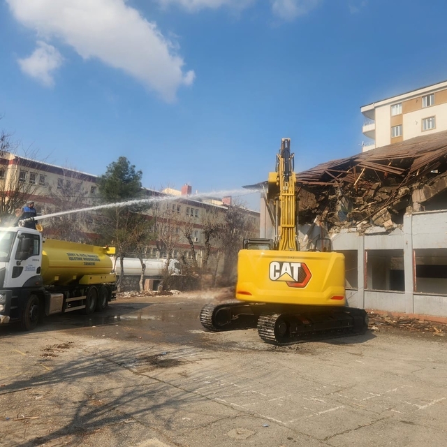 Siirt'te metruk haldeki okul binasının belediye ekiplerince yıkımına başlan...