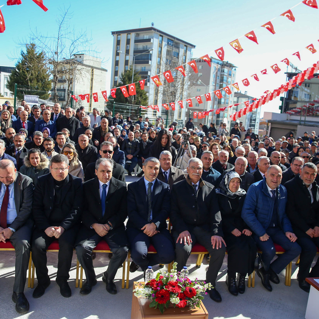 Uşak'ta hayırsever tarafından yaptırılan 12 derslikli okul açıldı