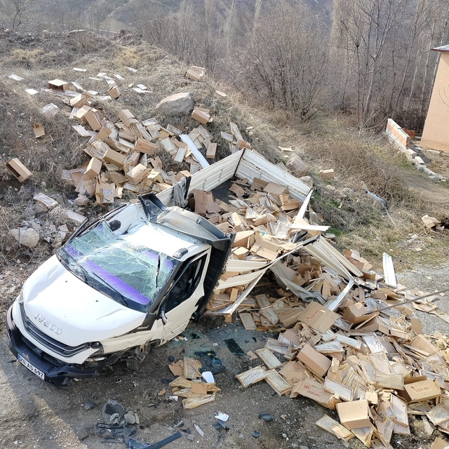 Sivas'ta devrilen bal yüklü kamyonetin sürücüsü yaralandı