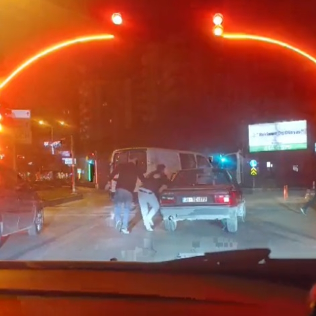 Kamyonetle, otomobilin önünü kesip, içindeki 2 kişiyi darbettiler; o anlar...