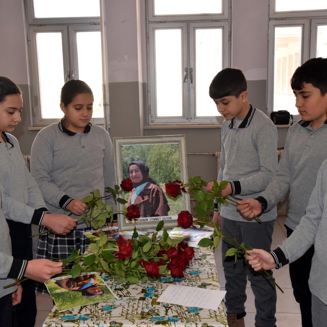 Meslektaşları ve öğrencileri, kalp krizinden ölen 'Melek' öğretmenin masası...