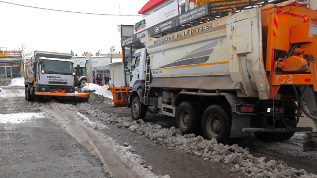 Nevşehir'de karla mücadele çalışmaları sürüyor