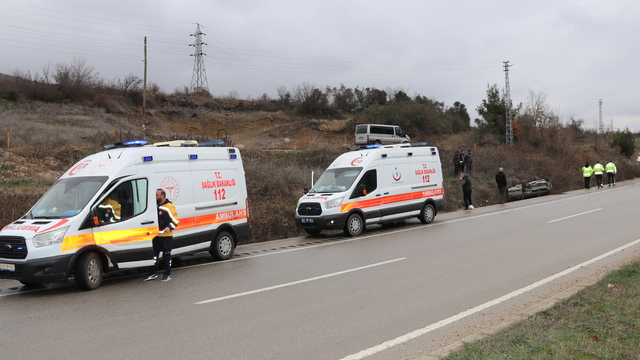 Amasya'da devrilen otomobildeki 3 kişi yaralandı