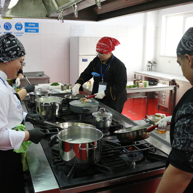 Öğrenciler en lezzetli Türk yemeklerini yapabilmek için yarıştı