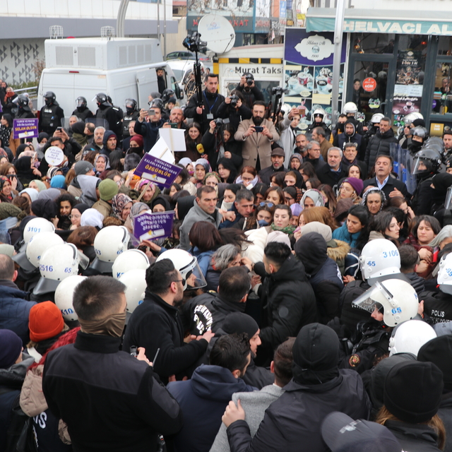 Van'da izinsiz yürüyüşe polis müdahalesi; 17 gözaltı