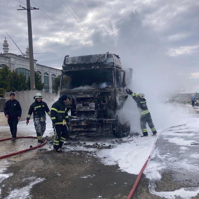 Tekirdağ'da park halindeki tır yandı