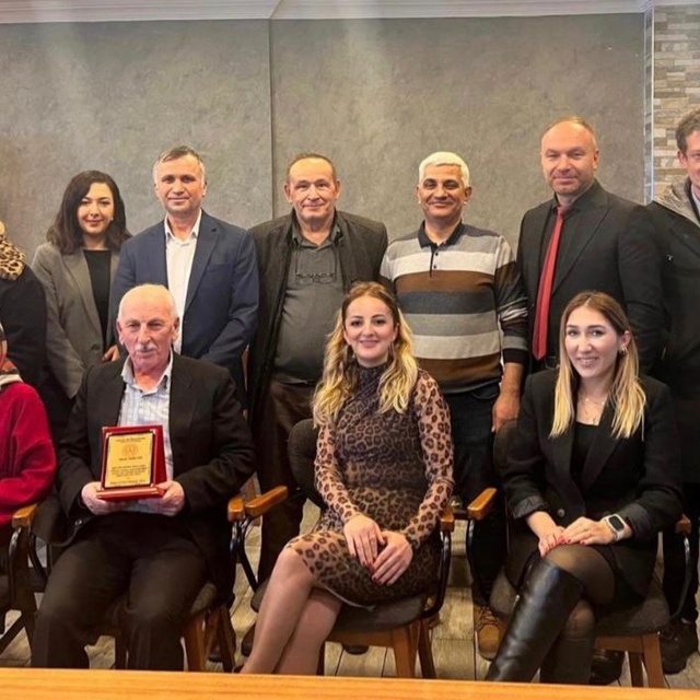 Giresun'da emekli olan öğretmen görev yaptığı okuldan alkışlarla uğurlandı