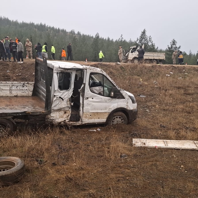 Gaziantep'te iki kamyonetin çarpıştığı kazada 1 kişi öldü, 1 kişi yaralandı...