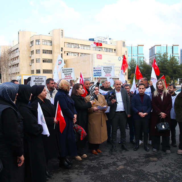 Diyarbakır'da bazı belediyelerde işten çıkarılan işçilerin eylemi sürüyor