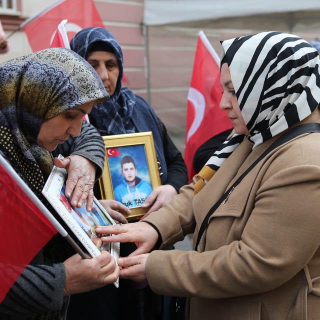 Hizmet-İş Sendikasından oturma eylemi yapan Diyarbakır annelerine destek zi...