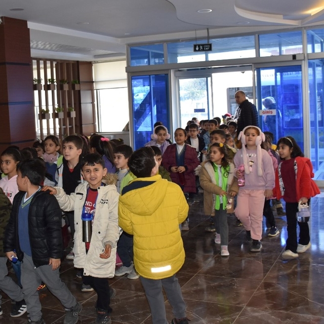 Siirt Belediyesi çocuklar için sinema etkinliği düzenledi