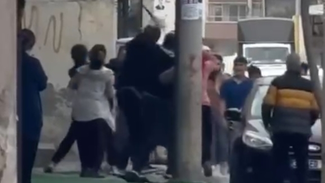 Mersin'de sokak ortasında taşlı sopalı kavga kamerada