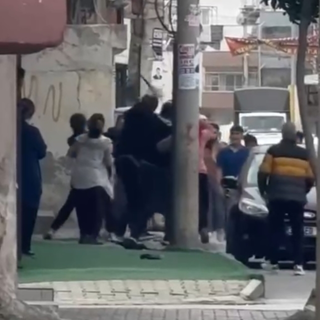 Mersin'de sokak ortasında taşlı sopalı kavga kamerada