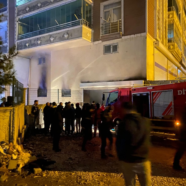 Diyarbakır'da marangoz atölyesinde yangın: 4 kişi dumandan etkilendi