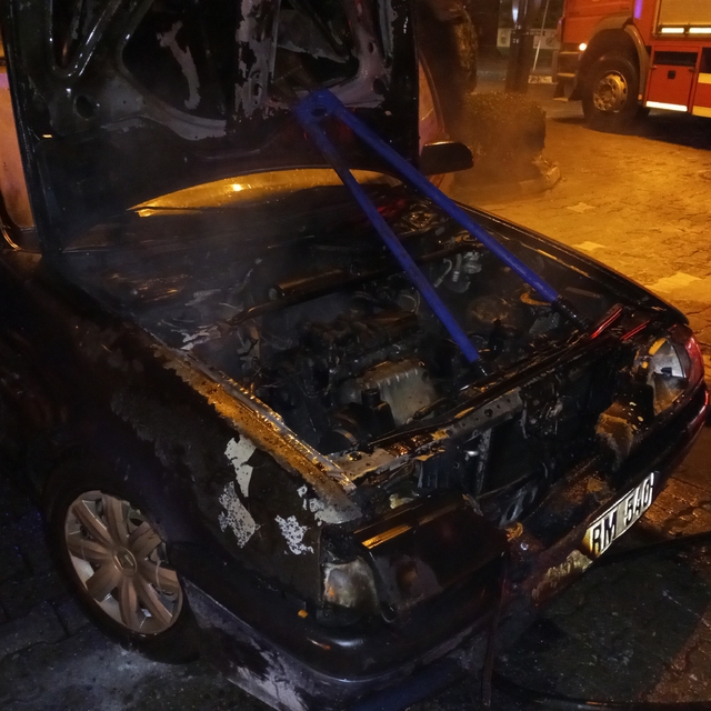 Samsun'da motor kısmı alev alan otomobil söndürüldü