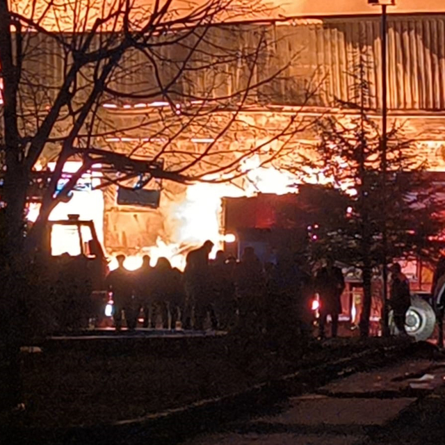 Afyonkarahisar OSB'deki orman ürünleri deposunda çıkan yangın, bitişikteki...