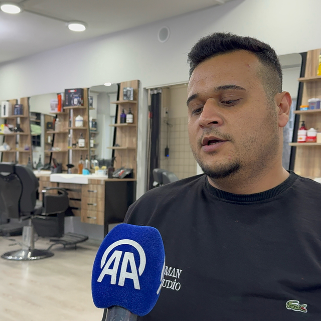 Isparta'da berber dükkanının taşlandığı anlar güvenlik kamerasında