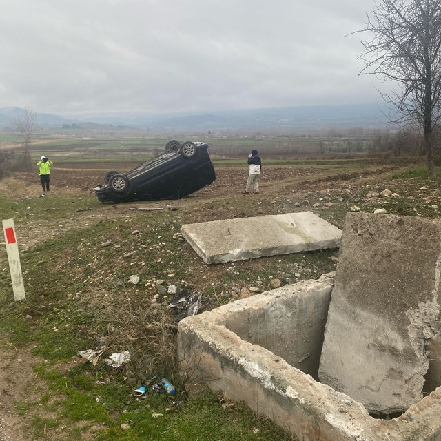 Tokat'ta tarlaya devrilen otomobildeki 2 kişi yaralandı