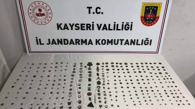 Kayseri'de tarihi eser niteliği taşıyan 241 sikke ve 87 obje ele geçirildi