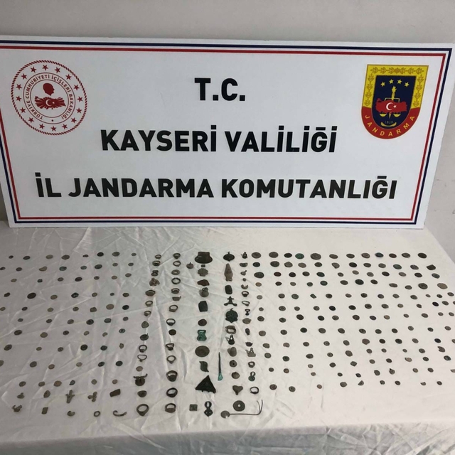 Kayseri'de tarihi eser niteliği taşıyan 241 sikke ve 87 obje ele geçirildi